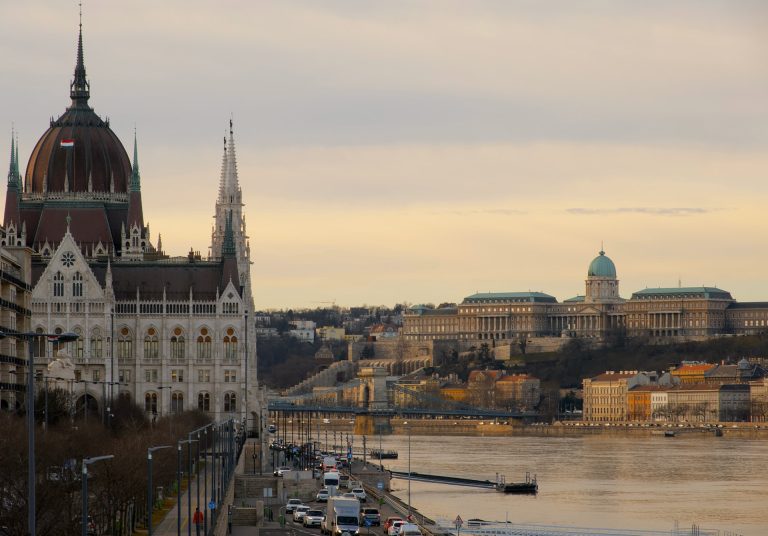 S&P - Negativer Ausblick für Schuldenrating / S&P - Hungary outlook revised to negative