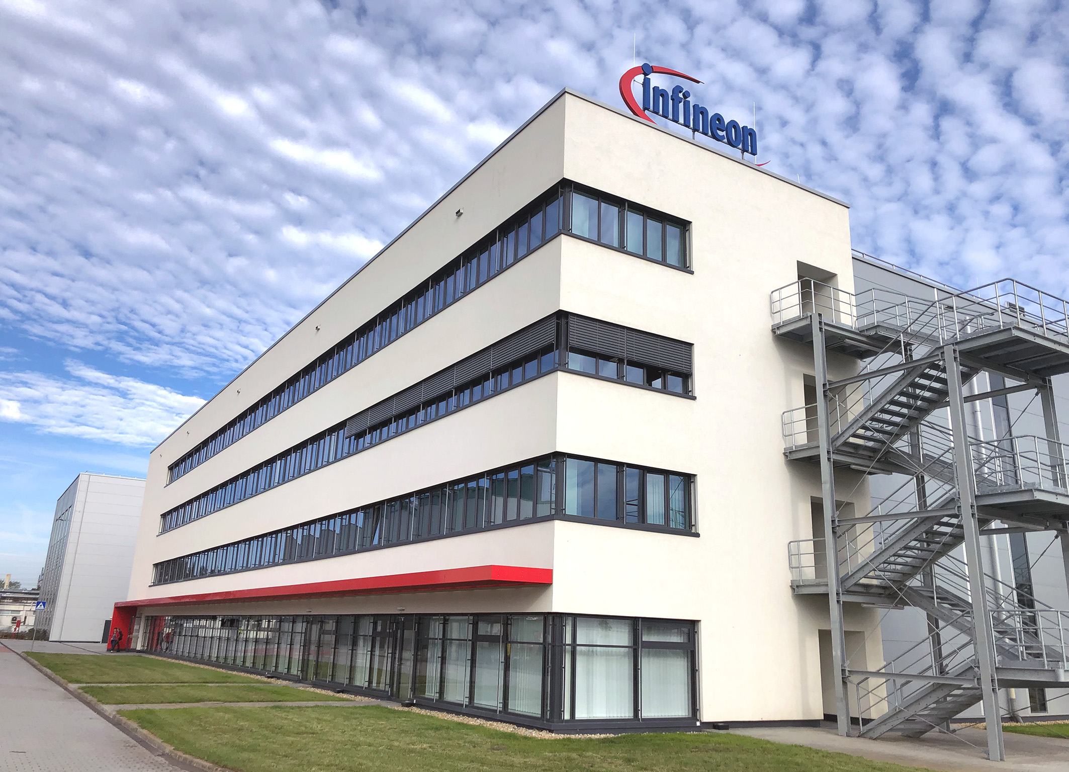 Infineon Cegléd weihte Halbleiter-Werk ein