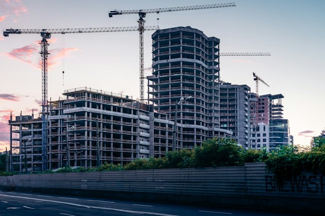 Immobiliensektor - Erhöhtes Investitionsvolumen / Real Estate Sector – Higher Investment Volume
